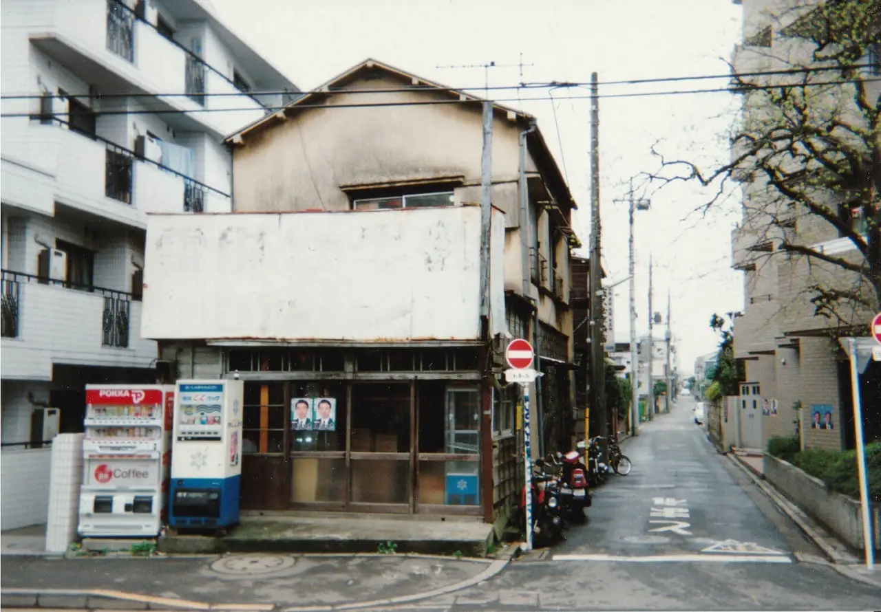 若き管理人が住んでいた、東京都武蔵野市の半分朽ちた元牛乳屋