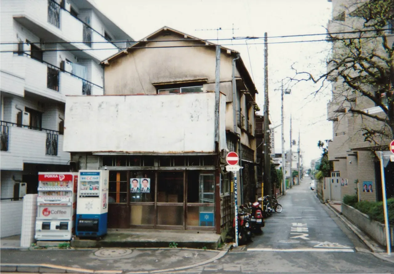 若き管理人が住んでいた東京都武蔵野市の傾いた元牛乳屋